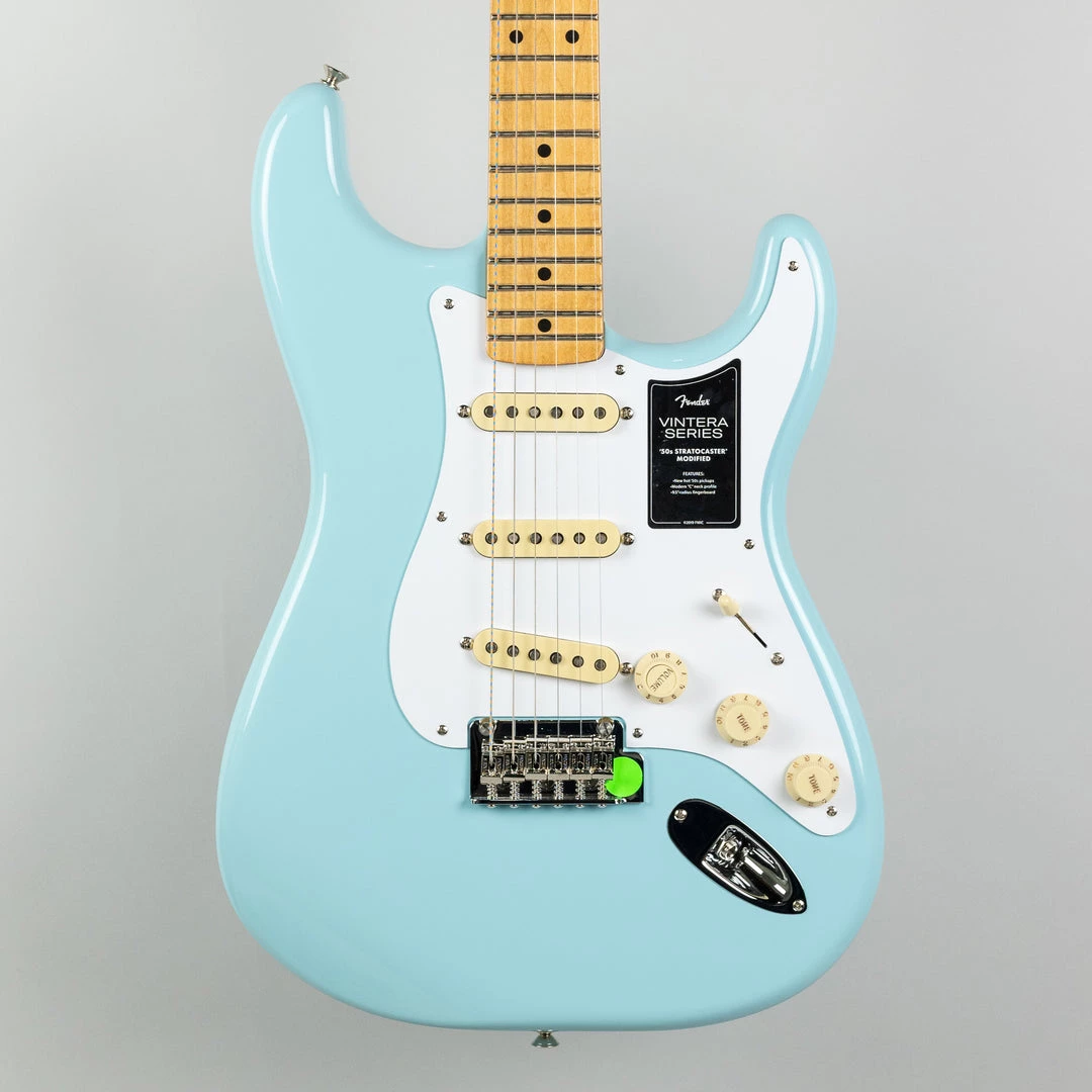 Electric Guitars Fender Vintera '50s Stratocaster Modified In Daphne Blue (MX22008285) 3 Electric Guitars Fender Vintera '50s Stratocaster Modified In Daphne Blue (MX22008285)